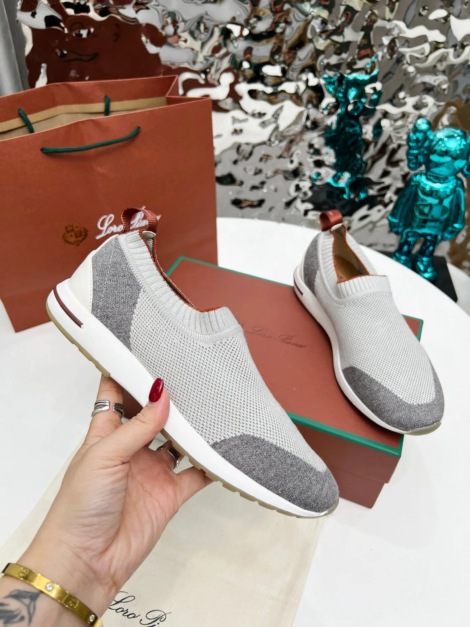 👟👟Ex-factory price 440👟👟 Men’s size +10 🧨🧨🧨Loropiana’s new board is online! This product is made of imported nylon velvet and developed from original boards. It is light, comfortable and breathable, and is suitable for all seasons. Size: 35-41, (Note: 35 and 41 are not returnable or exchangeable),